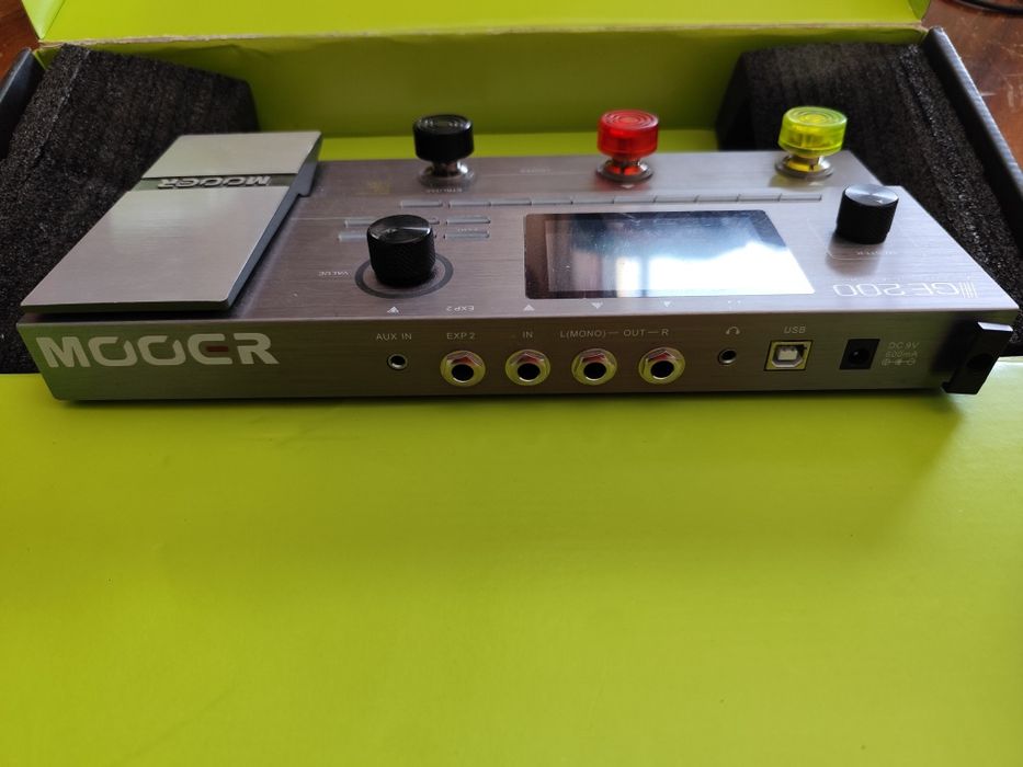 Pedaleira Mooer GE-200 na Caixa
