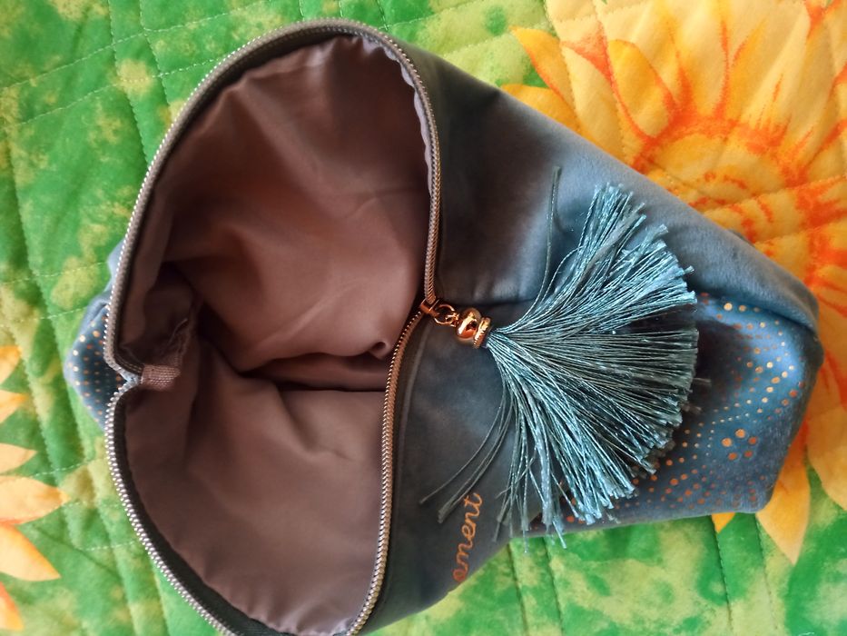 Duża kosmetyczka welurowa zamek