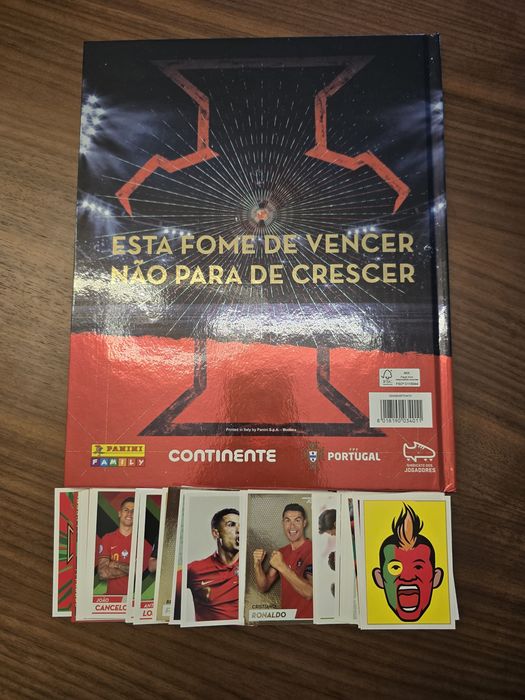 Caderneta Fome de Vencer 2022. Com todos os cromos por colar