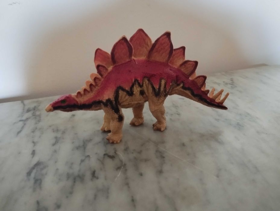 Figura de um dinossauro.