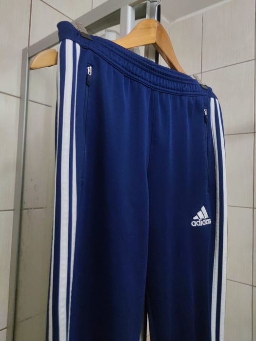 Męskie spodnie S  dresowe marki adidas w kolorze granatowym charaktery