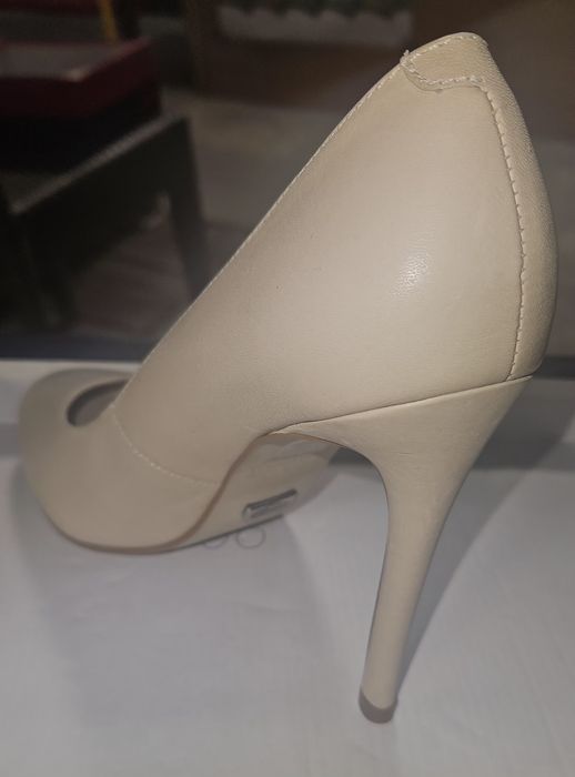 Szpilki beż,beżowe skóra