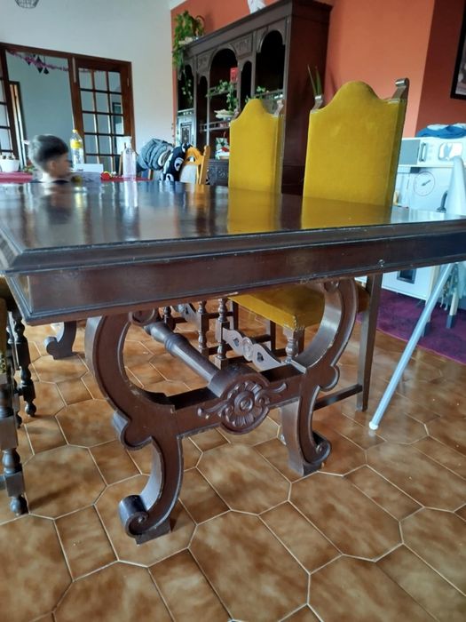 Mesa de sala e cadeiras