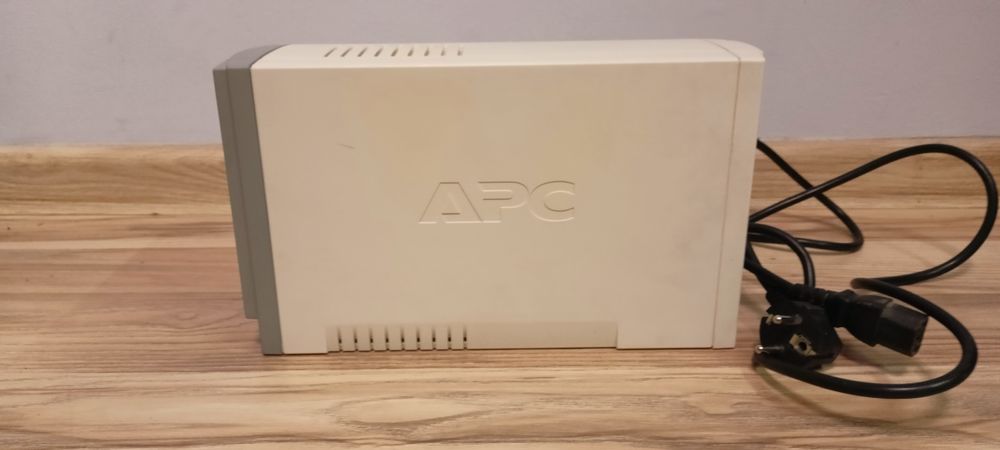 Zasilacz UPS APC C S 500
Jest używany co widać po niewielkich rysach b