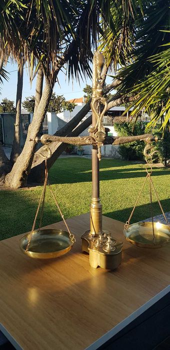 Balança antiga de pratos