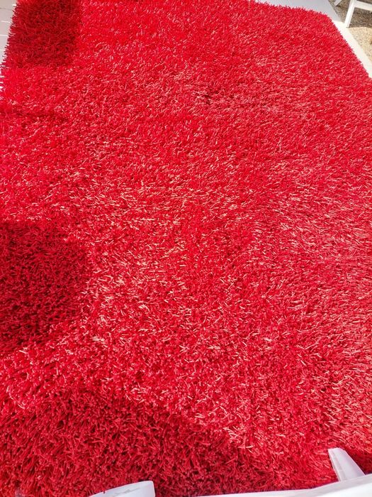 Duas carpetes vermelho vivo,e uma Catanho pelo longo