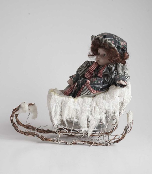 Várias bonecas em porcelana