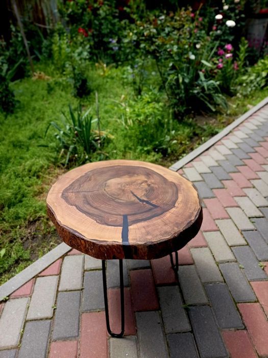 Кофейный,кавовий"прикроватный журнальный столик из спила дерева.