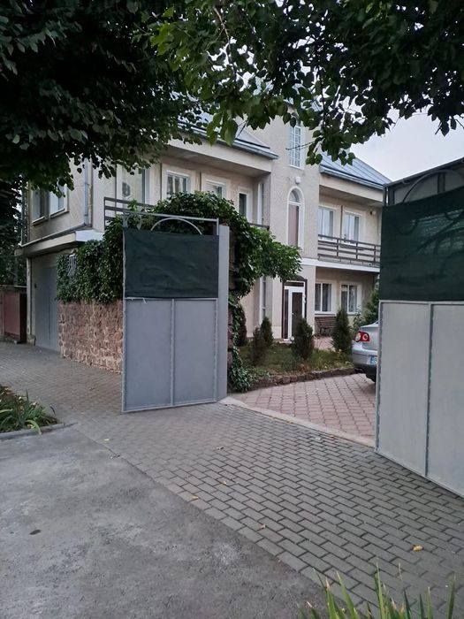 Продам двоповерховий будинок в Новомиколаївці.