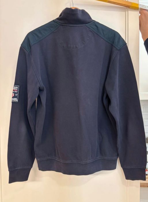 Granatowa bluza typu polo