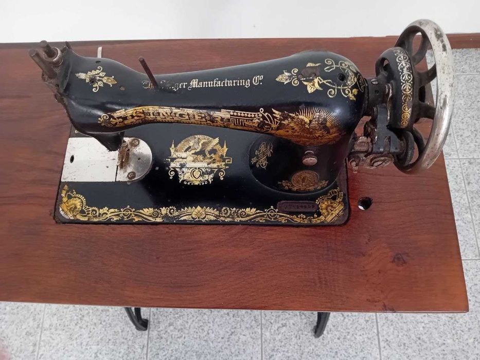 Máquina de Costura Singer Antiga – Relíquia Vintage com Pedal