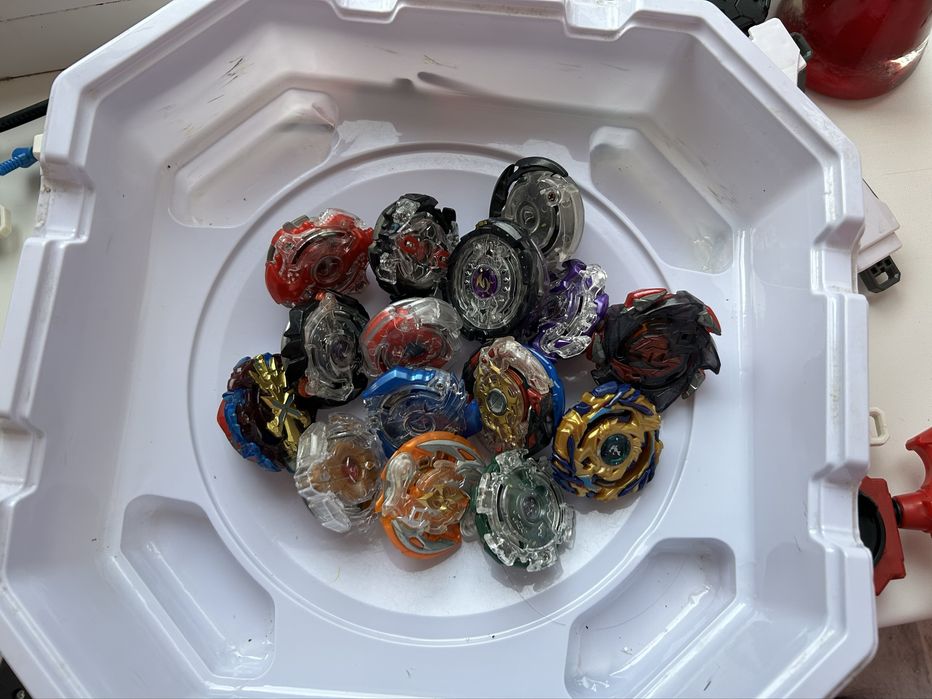 Beyblade/бейблейд 15шт, пускатели+арена
