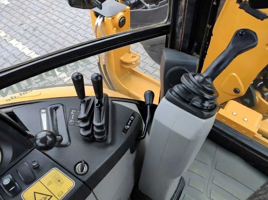 Екскаватор-навантажувач Caterpillar 444E