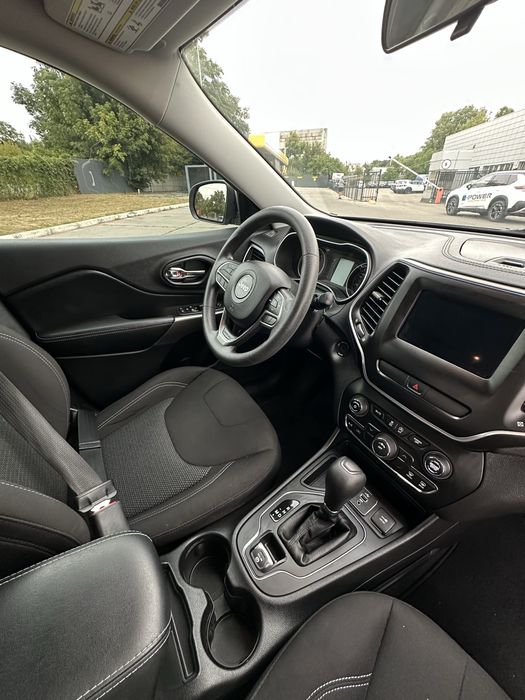 Автомобіль Jeep Cherokee