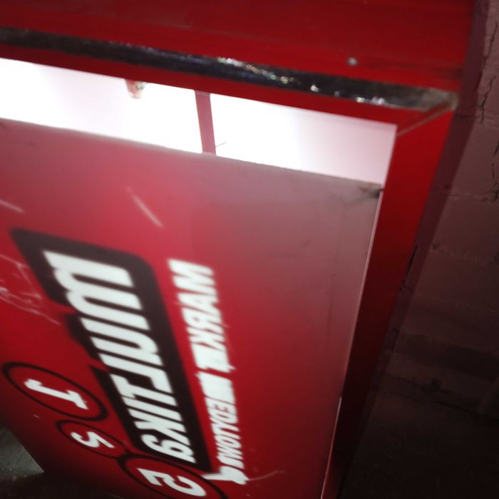 neon reklama  lokal u  bar   retauracja  wielkie  litery oświetle CAFE