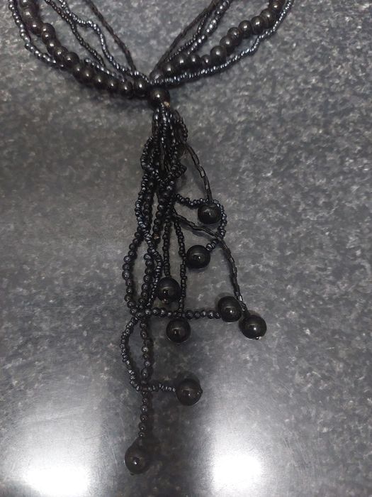 Colar preto em pedras