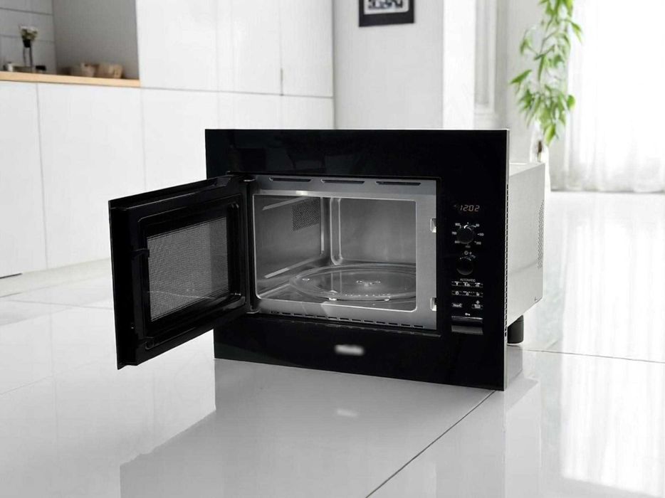 Чорна мікрохвильова піч Miele M 8260-2