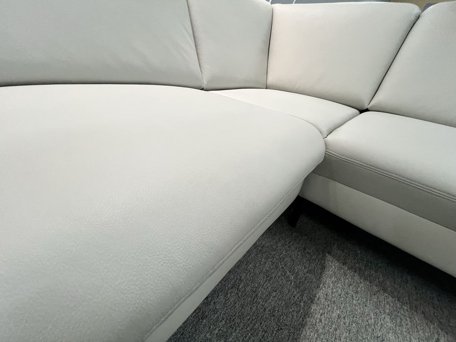 Виставковий новий шкіряний розкладний диван реклайнер