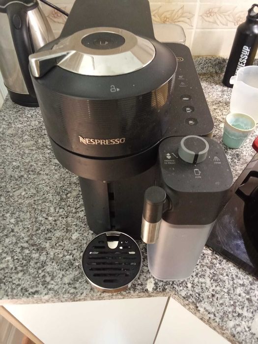 Cafeteira Nespresso Virtuo Latissima
