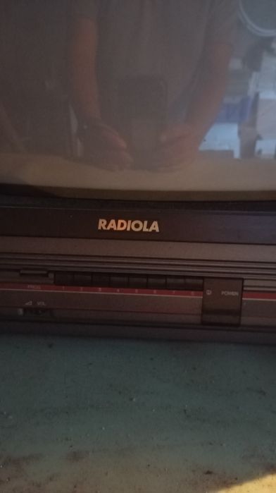 2 televisões antigas