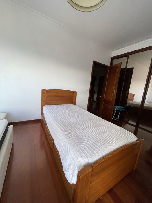 Cama de solteiro e colchao
