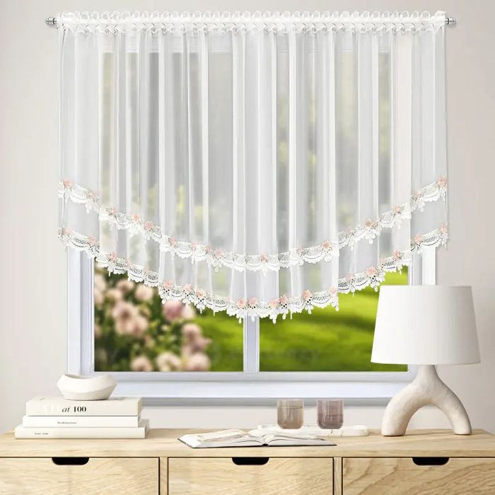 Gotowa firana z gładkiego woalu z gipiurą