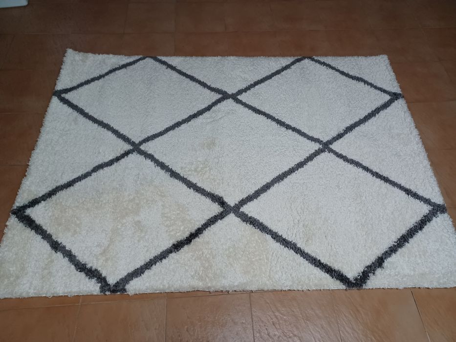 Carpete branca e cinza nova