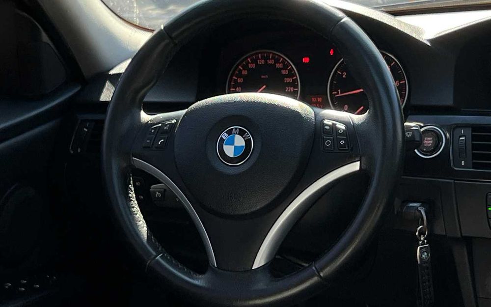 BMW 320 I 2009 року