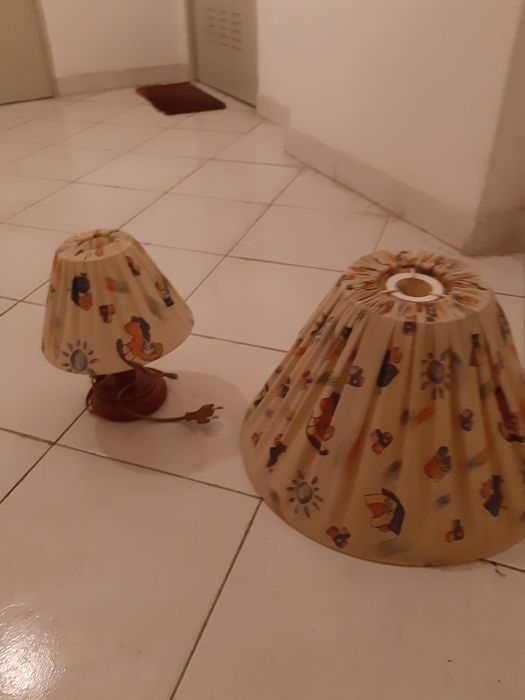 Candeeiro de teto e mesa cabeceira