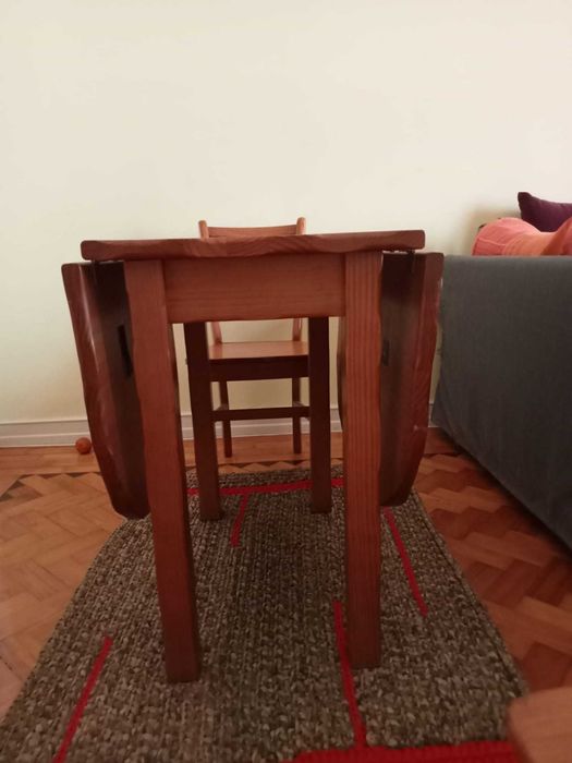 Mesa e Cadeiras em Pinho