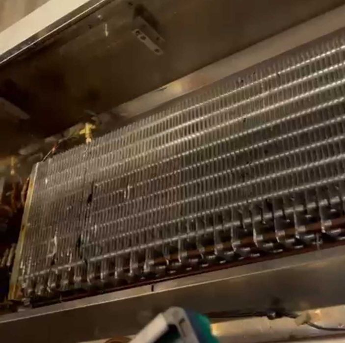 Oportunidade - Vitrine de Gelados pronta a trabalhar com 18 sabores