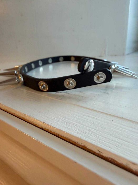 Чокер с шипами в стиле панк или готика.