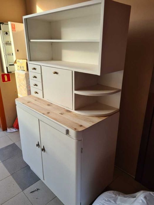 Kredens PRL po renowacji