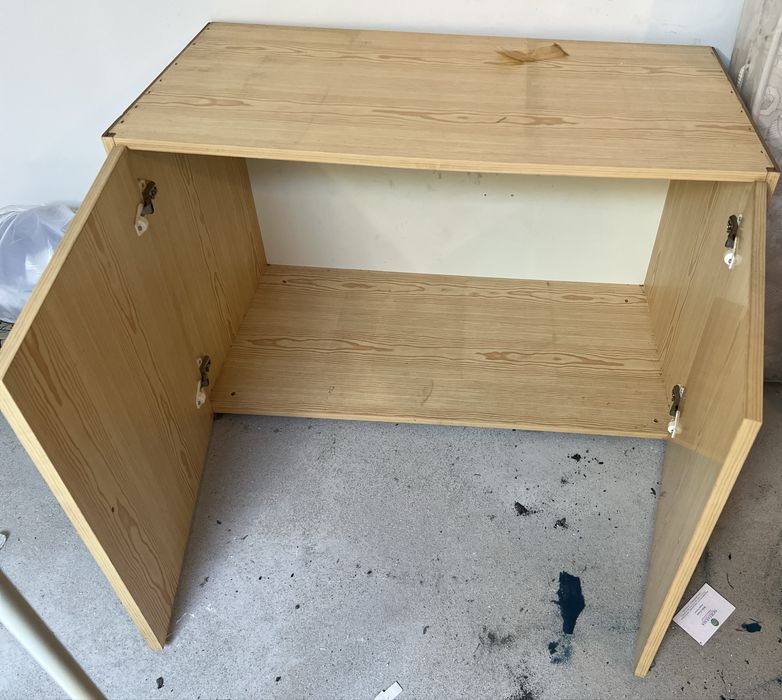 Vende-se armário de apoio em Pinho