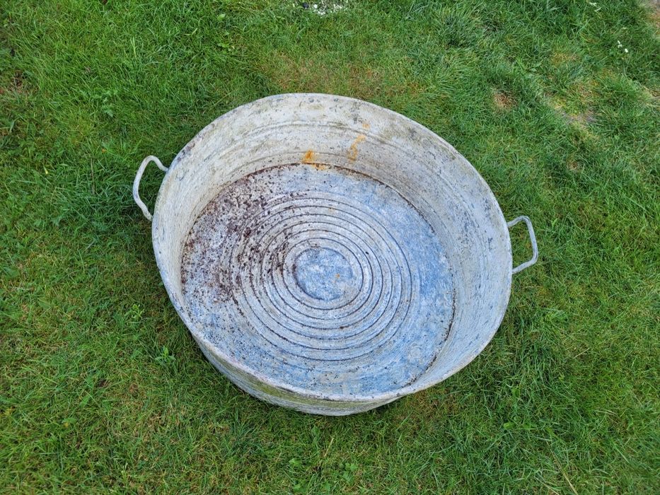 Stara ocynkowana balia, wanna.