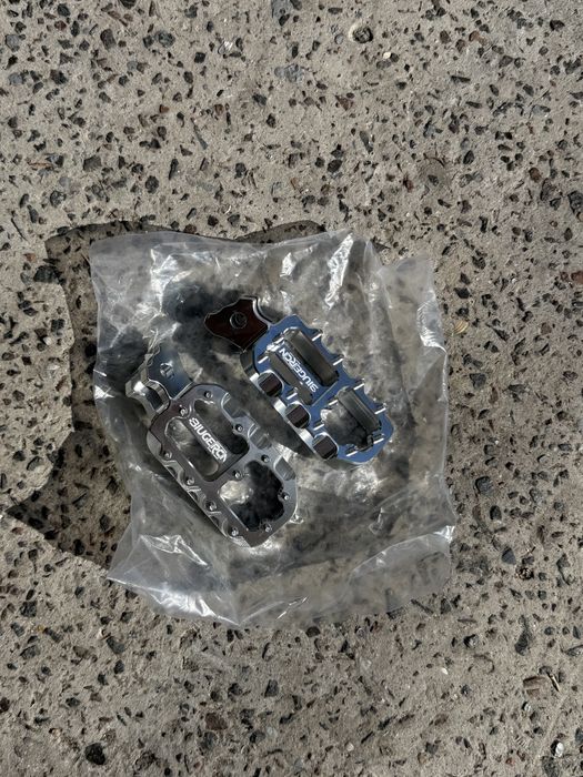 Продам подножки surron