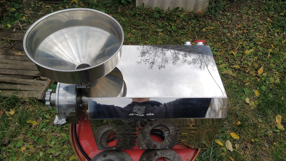 Млин DEZOPT HK-830 (3 кВт, 200 кг/годину)