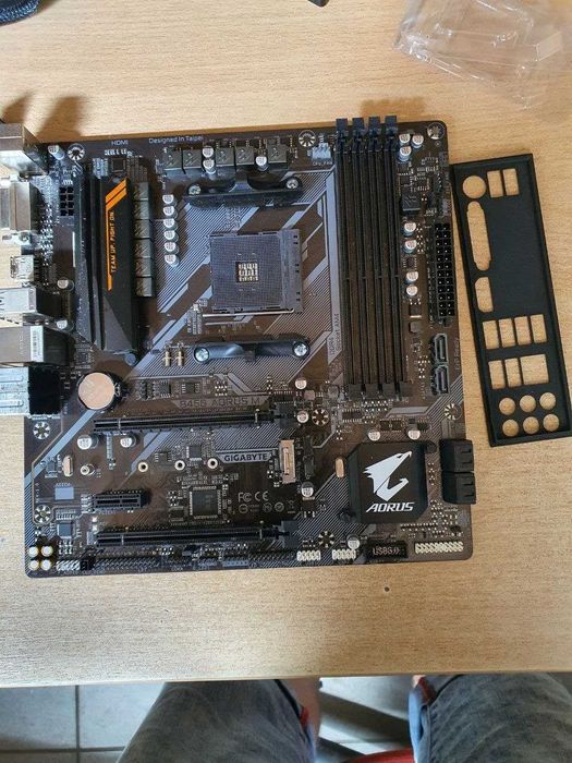 Материнская плата sAM4 Gigabyte B450 Aorus M в отличном состоянии.