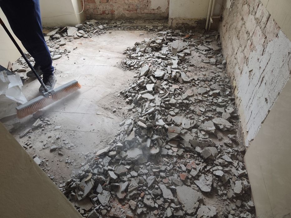 Prace rozbiórkowe wewnątrz budynku przygotowanie do remontu demontaż parkietu usuwanie subitu kleju lepiku