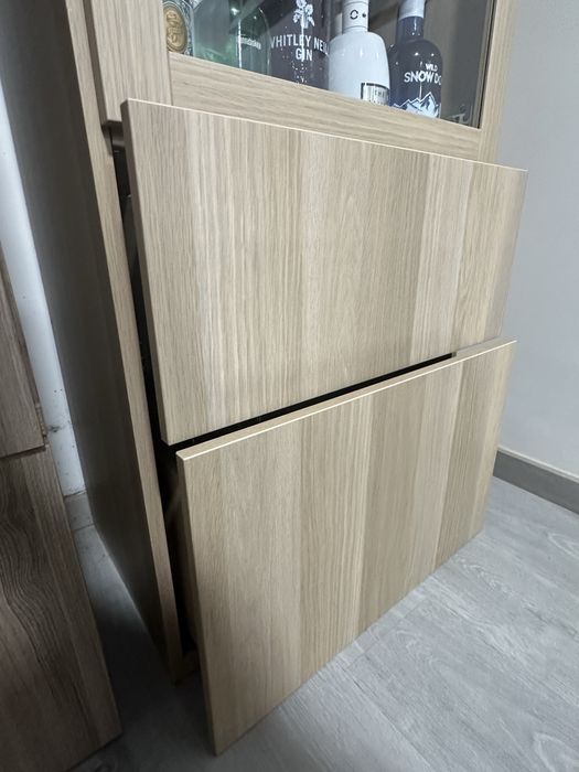 Movel IKEA com portas de vidro