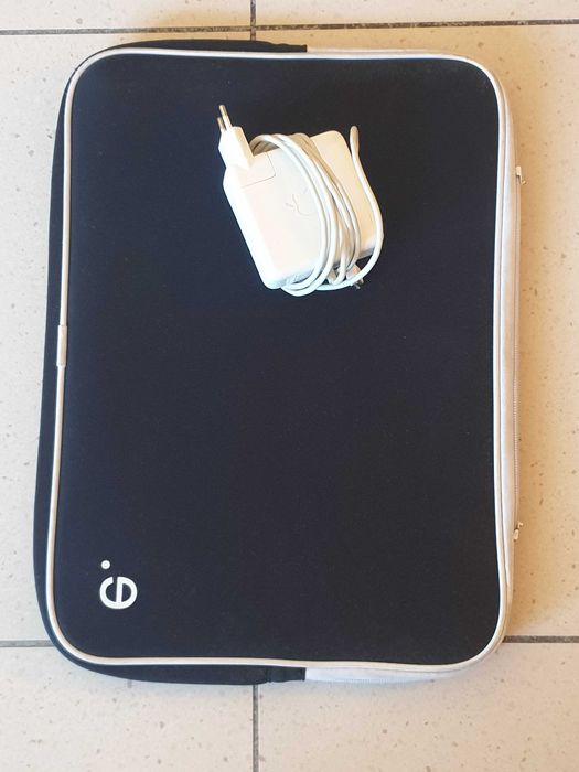 MacBook Pro + Pokrowiec i ładowarka