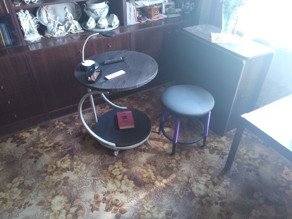 Прикроватний столик на роліках