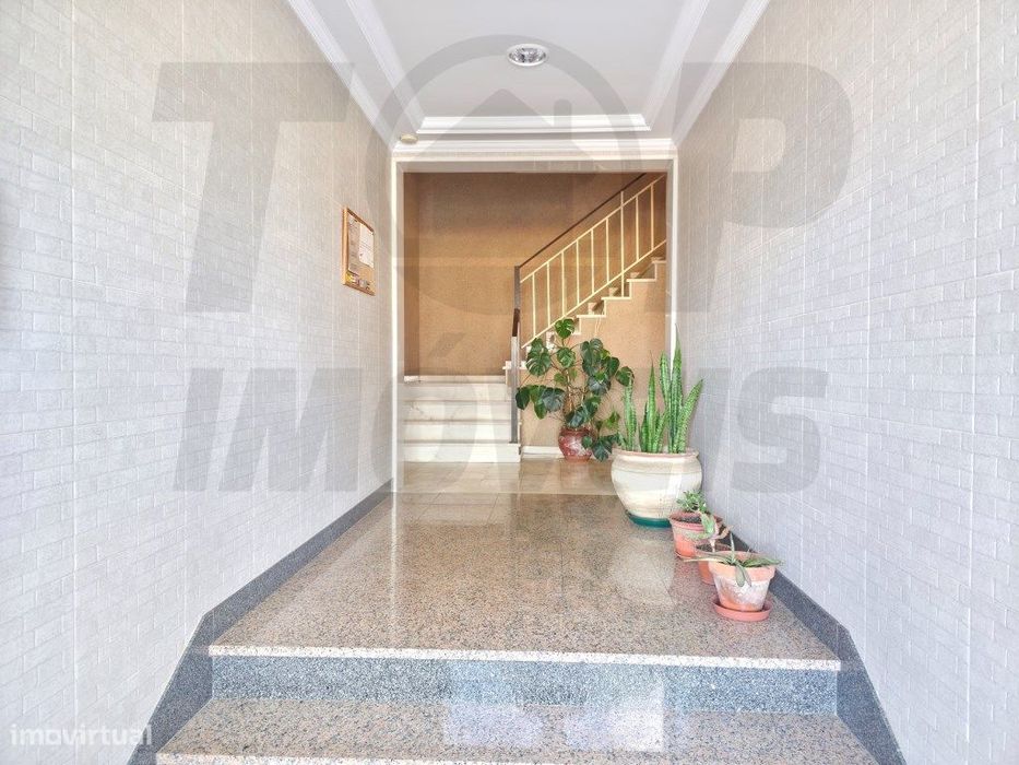 Apartamento T3 com Parqueamento - Urb. das Oliveirinhas - Samora Co...