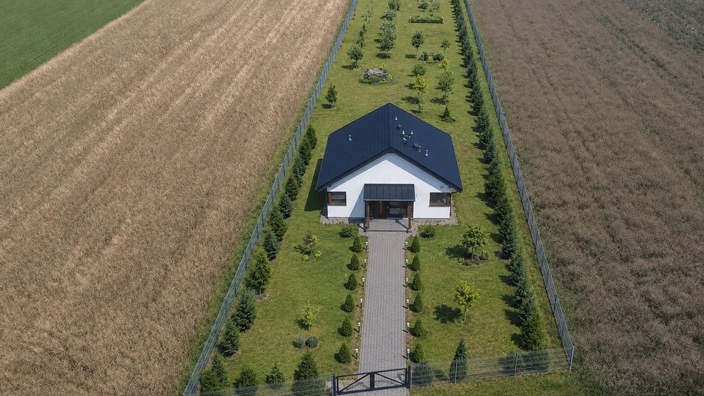 Dom wolnostojący z działka 15ar