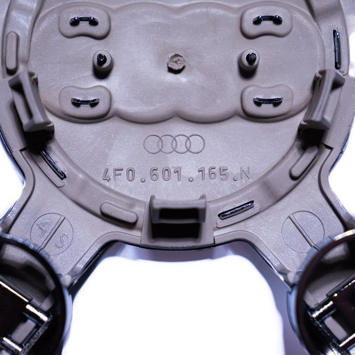 NOWE ORYGINALNE Dekielki Audi Pajączki 4F0 135MM