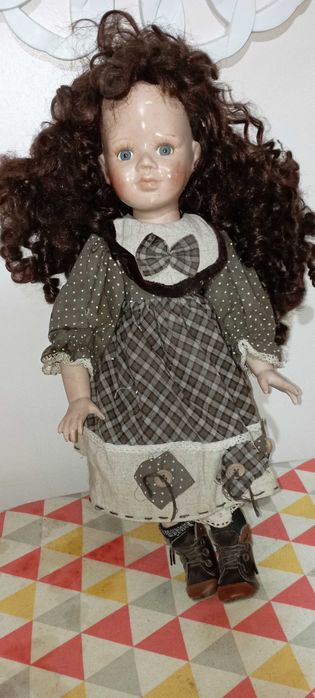 Boneca de porcelana antiga