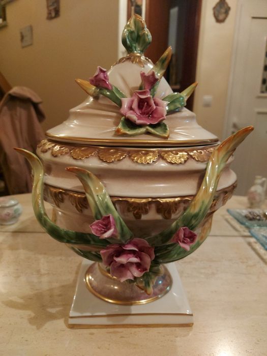 Boleira e Castiçal Novos em Porcelana, Pintados à Mão