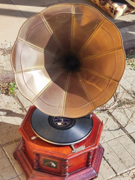 Винтажный граммофон His Master’s Voice — антиквариат / ретро