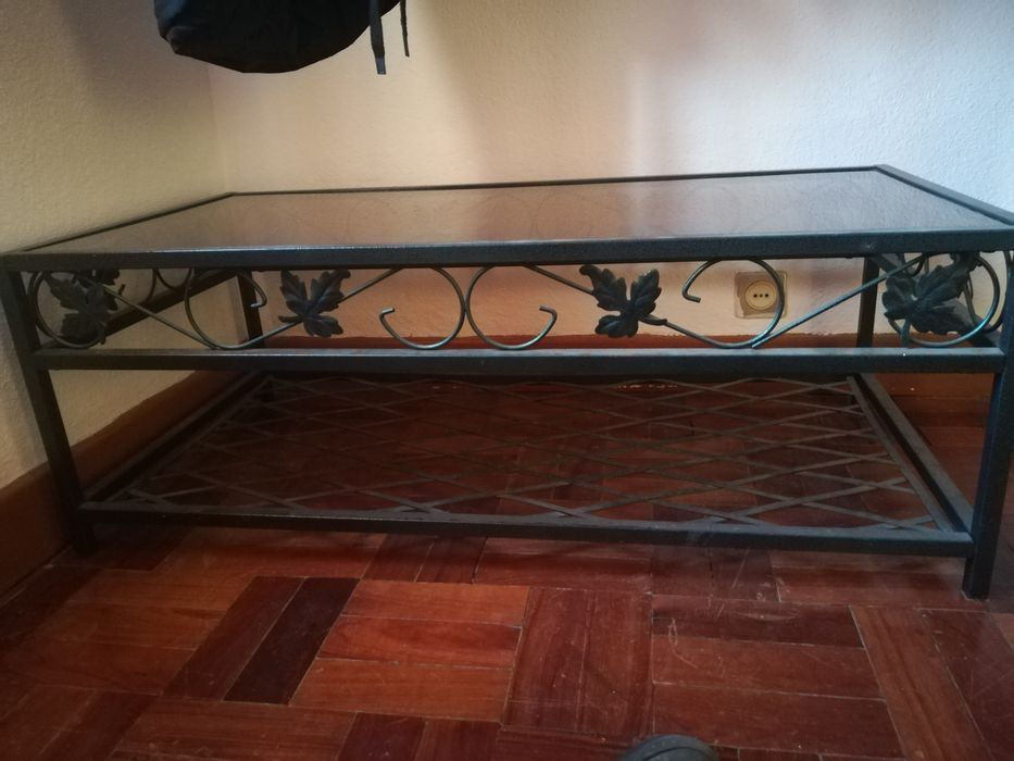 Mesa  em ferro verde com tampo de vidro