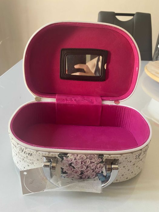 Kosmetyczka, walizka na biżuterię